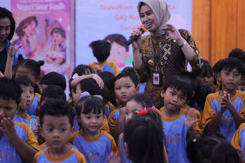 Wakil Wali Kota Surakarta bersama murid dari KB Sinar Kasih Solo