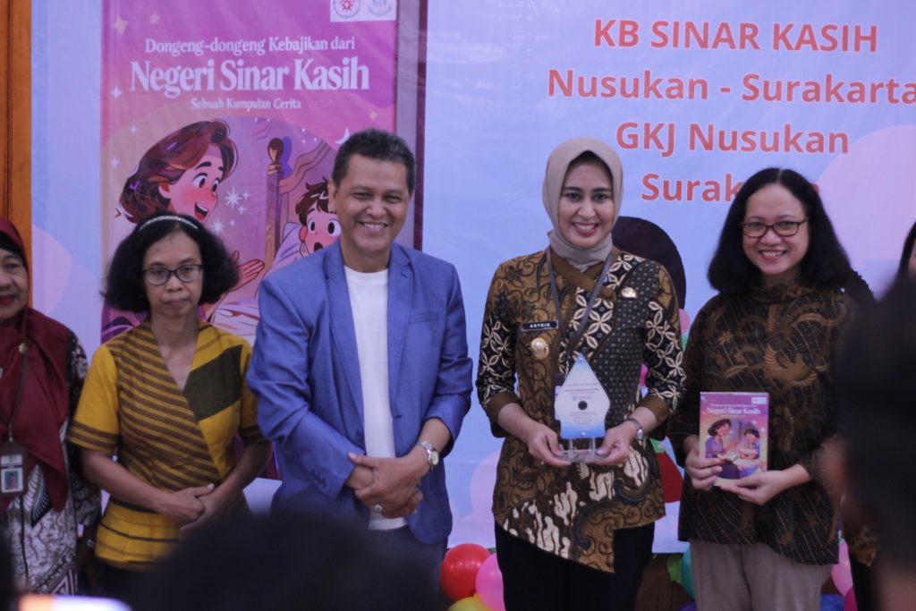 Penobatan Bunda Dongeng kepada Ibu Astrid Widayani