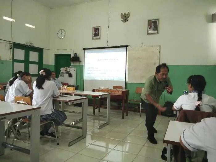 Belajar Menulis Cerita Tanpa Ribet, Siswa SMP Marsudirini Antusias Ikuti Kelas Kreatif SeKata 2506 sekata ham